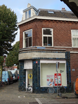 851093 Gezicht op de zijgevel van het winkelhoekpand Burgemeester Reigerstraat 44 in de Oudwijkerveldstraat te Utrecht. ...